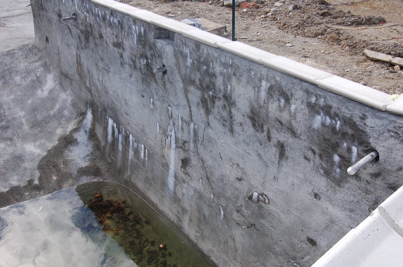 piscina de concreto, construcción de piscinas de concreto, llorón, llorón de concreto, llorones de piscina, goteo de piscina