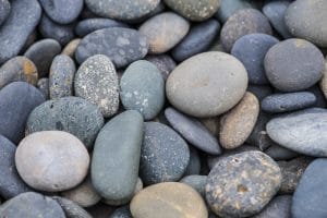 Al igual que los minerales y metales, las rocas no son rival para el flujo de agua con el tiempo.