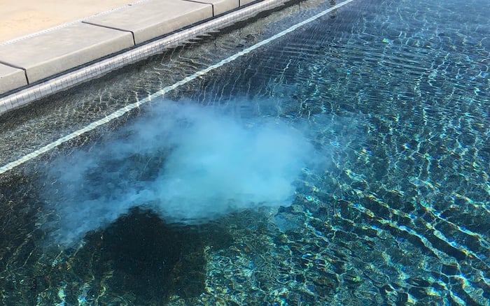 Nube removedora de fosfato PR-10,000 en una piscina, de la prueba de gorra roja