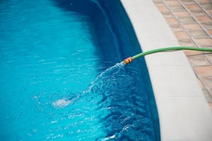 dilución de piscina, piscina de drenaje, piscina de recarga, manguera de piscina, acumulación química en piscinas, orenda, persiana